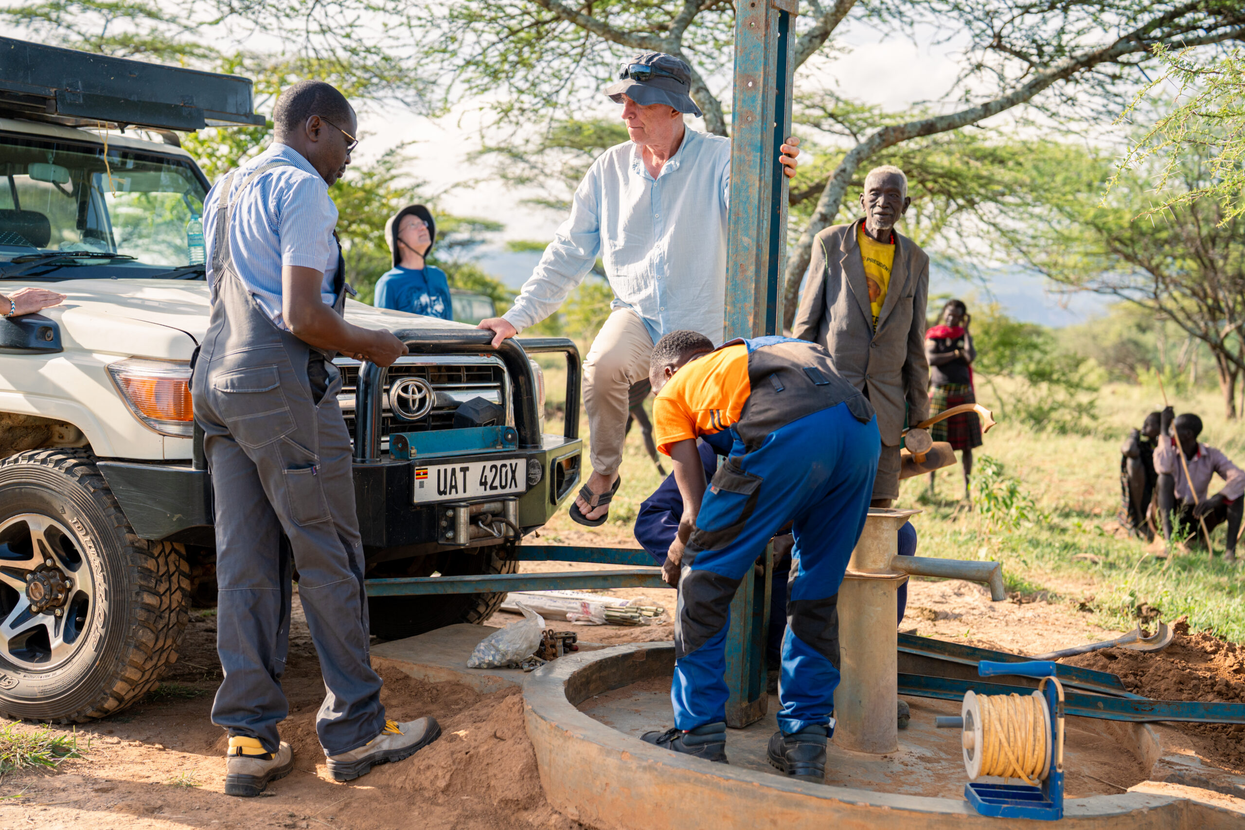 Reparaturteam bei der Brunneninstandsetzung in Karamoja, Uganda